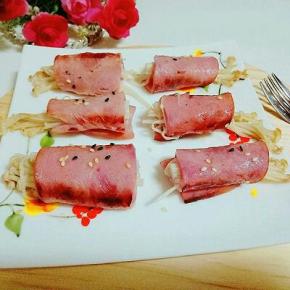 出锅摆盘，取下牙签，撒上熟黑芝麻。