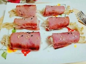 出锅摆盘，取下牙签，撒上熟黑芝麻。