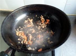 加入少许盐调味（一定要少放，因为肉馅里已经有咸味了）。