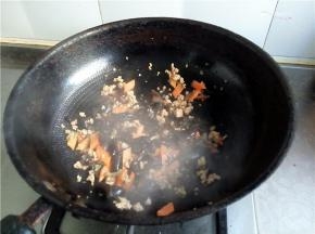 加入少许盐调味（一定要少放，因为肉馅里已经有咸味了）。