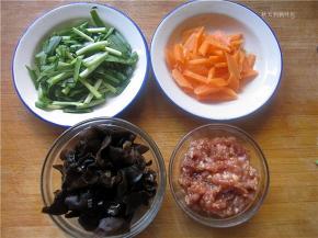 准备好肉馅，韭菜切段；胡萝卜切成小的菱形块；泡发好的黑木耳撕成小朵。