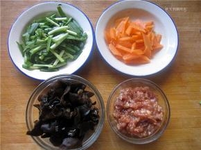 准备好肉馅，韭菜切段；胡萝卜切成小的菱形块；泡发好的黑木耳撕成小朵。