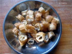 油条切成适量的小节。