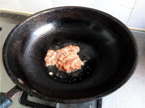锅中放少许油，温热时放入肉馅。