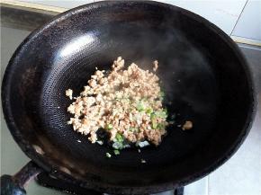 放入葱末爆香。