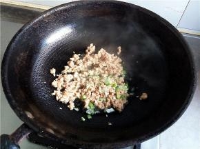 放入葱末爆香。