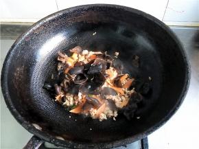 再放入黑木耳。