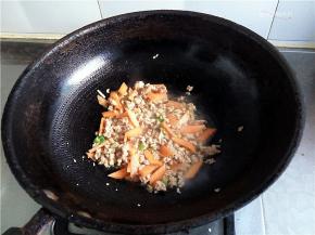 翻炒至胡萝卜变软。