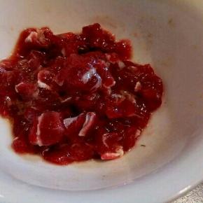 牛肉切丁，加生抽，料酒，盐，蛋清少许，拌均匀，加清水少许，拌均匀，最后加芝麻油腌10分钟，