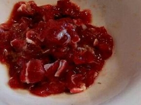 牛肉切丁，加生抽，料酒，盐，蛋清少许，拌均匀，加清水少许，拌均匀，最后加芝麻油腌10分钟，
