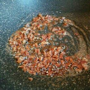  油锅炒香牛肉丁，加生抽调味，