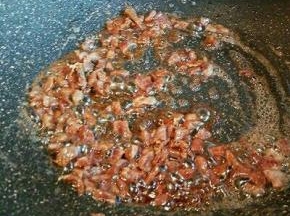  油锅炒香牛肉丁，加生抽调味，