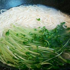 锅里水开下面条煮熟，最后豌豆苗烫一下就可以了，