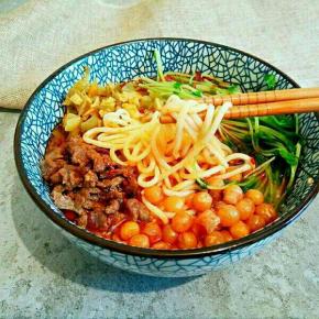 放面条，豌豆苗， 豌豆，牛肉丁，榨菜，辣椒油，拌拌就可以！