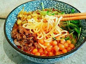 放面条，豌豆苗， 豌豆，牛肉丁，榨菜，辣椒油，拌拌就可以！