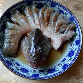 鲈鱼背部切开，不要切断，摆放在盘子里，放盐，料酒，十三香，生抽腌制30分钟。