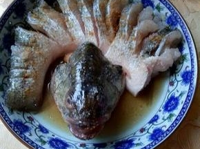 鲈鱼背部切开，不要切断，摆放在盘子里，放盐，料酒，十三香，生抽腌制30分钟。