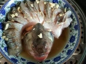 锅中加入水，隔水蒸12-15分钟，关火闷5分钟。