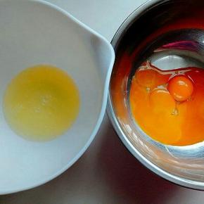 4个鸡蛋，蛋白，蛋黄分开。