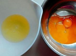 4个鸡蛋，蛋白，蛋黄分开。