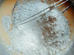 蛋黄容器中加入牛奶搅拌均匀，再加入玉米油搅拌均匀，再筛入低筋面粉翻拌均匀，提起打蛋器面糊可以顺畅流下。