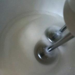 打发蛋白: 首先滴几滴白醋再蛋白容器中，启动电动打蛋器，中速打至大气泡时加入15g糖。继续中速打发，至体积膨大，稍有纹路再加入15g白砂糖，继续中速打发。