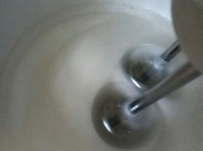 打发蛋白: 首先滴几滴白醋再蛋白容器中，启动电动打蛋器，中速打至大气泡时加入15g糖。继续中速打发，至体积膨大，稍有纹路再加入15g白砂糖，继续中速打发。