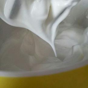 最后将糖全部加入，高速打发，打至提起打蛋器蛋白霜有尖角即为成功完成。