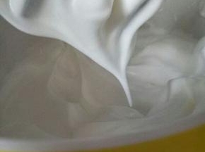 最后将糖全部加入，高速打发，打至提起打蛋器蛋白霜有尖角即为成功完成。