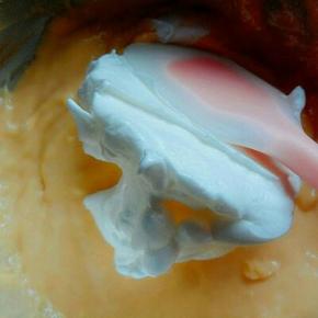 取3/1的蛋白放入蛋糊容器中，动作要轻轻的翻拌，或者切拌，翻拌均匀至看不到蛋白霜。
再加入3/1的蛋白，同样手法操作，看不到蛋白霜为止。