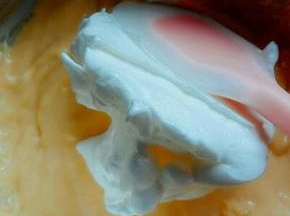 取3/1的蛋白放入蛋糊容器中，动作要轻轻的翻拌，或者切拌，翻拌均匀至看不到蛋白霜。
再加入3/1的蛋白，同样手法操作，看不到蛋白霜为止。