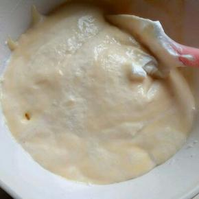 最后把蛋糊倒入蛋白的容器中，手法同上翻拌均匀，看不到蛋白霜即可。