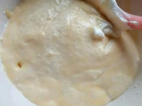 最后把蛋糊倒入蛋白的容器中，手法同上翻拌均匀，看不到蛋白霜即可。