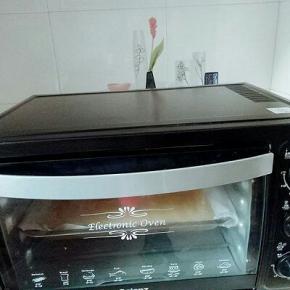 烤箱135度预热5分钟，放入烤盘135度烤35分钟，注意观察颜色，必要时上面覆盖一张锡纸。