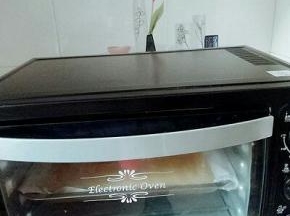 烤箱135度预热5分钟，放入烤盘135度烤35分钟，注意观察颜色，必要时上面覆盖一张锡纸。