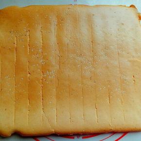 戴上隔热手套取出烤盘，倒扣再烤网上，撕去油纸，冷后可以切片。