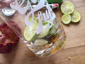 把百香果汁和青柠都放入玻璃瓶中；