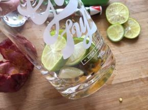 把百香果汁和青柠都放入玻璃瓶中；