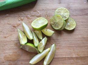 青柠，用少许的盐，抹洗干净，切成块、片；
