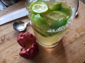 再加入事先泡好的蜂蜜水；