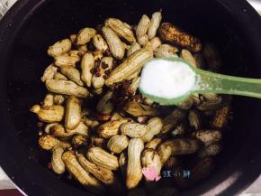 花椒，大料和盐放进去，盐水花生嘛，盐可不能省了