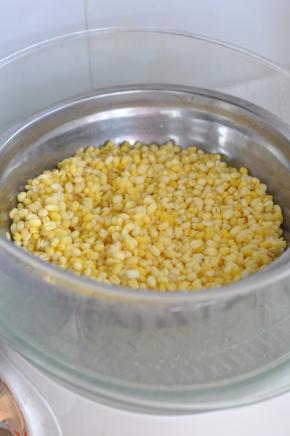 里面稍加一些水，上锅蒸20分钟，将绿豆蒸烂。