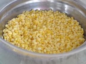里面稍加一些水，上锅蒸20分钟，将绿豆蒸烂。