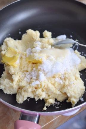 打细的绿豆倒入不沾锅中，加入黄油、糖、炼乳。
