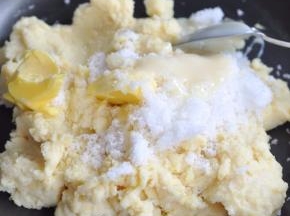 打细的绿豆倒入不沾锅中，加入黄油、糖、炼乳。