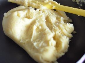 用小火不停翻炒，直到绿豆泥可以成团。