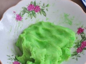 取一小部分绿豆泥，加入斑兰香精，揉成绿色。