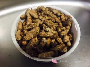新鲜花生买回来要反复搓洗，还挺脏的，都是泥巴
