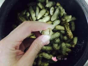 每个花生都这样捏个小口，这样便于入味不想捏也随意哈