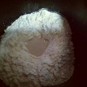 除黄油外的食材全部加入面包桶，先倒入牛奶，再对角放入盐和糖，草鸡蛋去壳2个，奶粉，玉米油，再加入高筋面粉，最后再面粉的顶端挖个洞，把酵母粉加入洞洞里，再用周边的面粉盖起来。启动面包机自动和面20分钟。